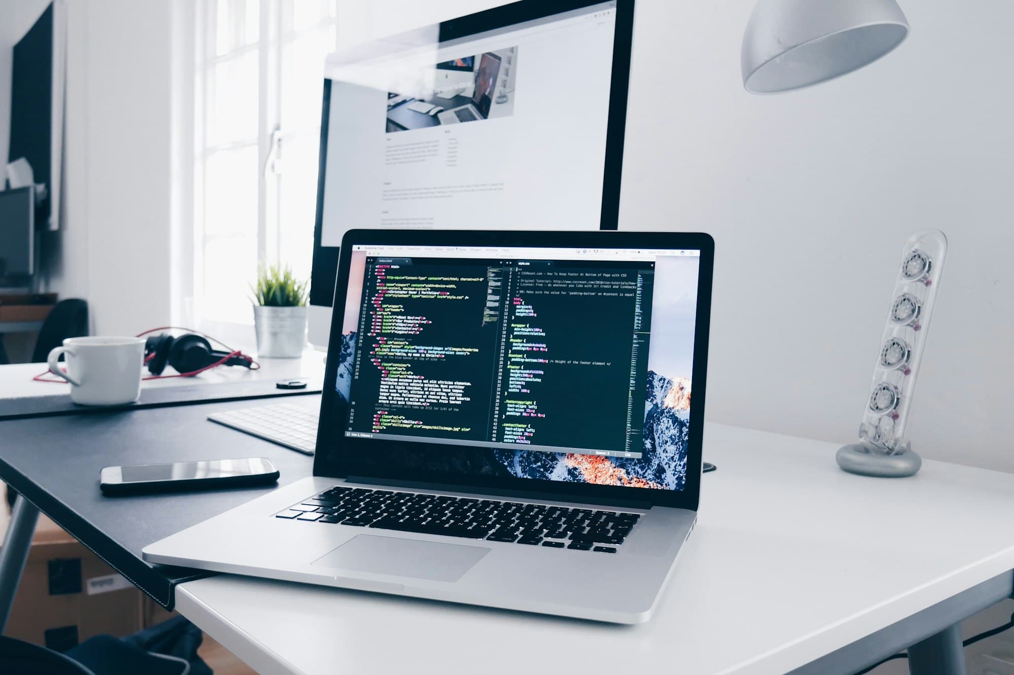 Arbeitsplatz in Rosenheim mit Laptop, an dem eine Webseite programmiert wird